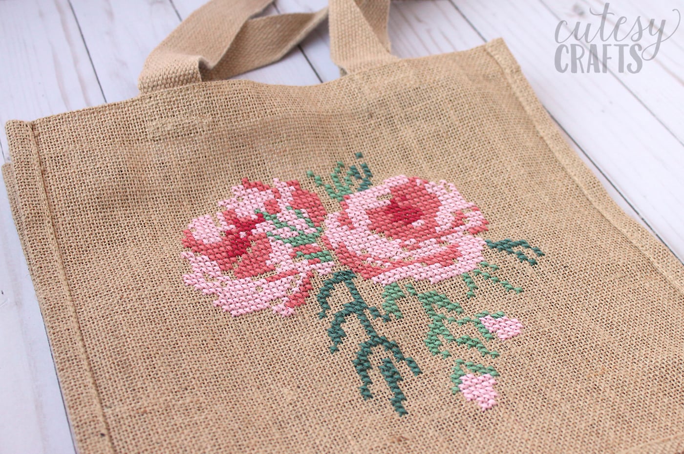 Free pattern for a Cross Stitch Burlap Bag - learn how to cross stitch a rose on a burlap bag #crossstitch #crossstitchrose #crossstitchpattern