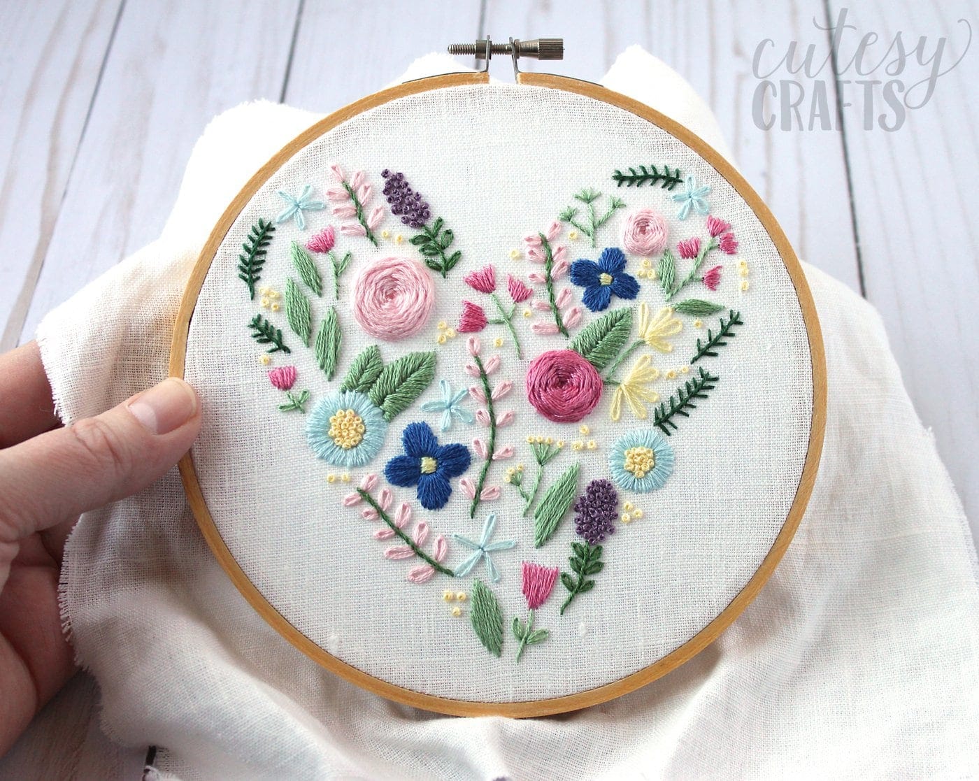 Learn hand embroidery stitches with this beautiful free floral heart embroidery pattern #embroiderypattern #handembroidery #embroideredflowers #embroiderystitches #handembroiderystitches