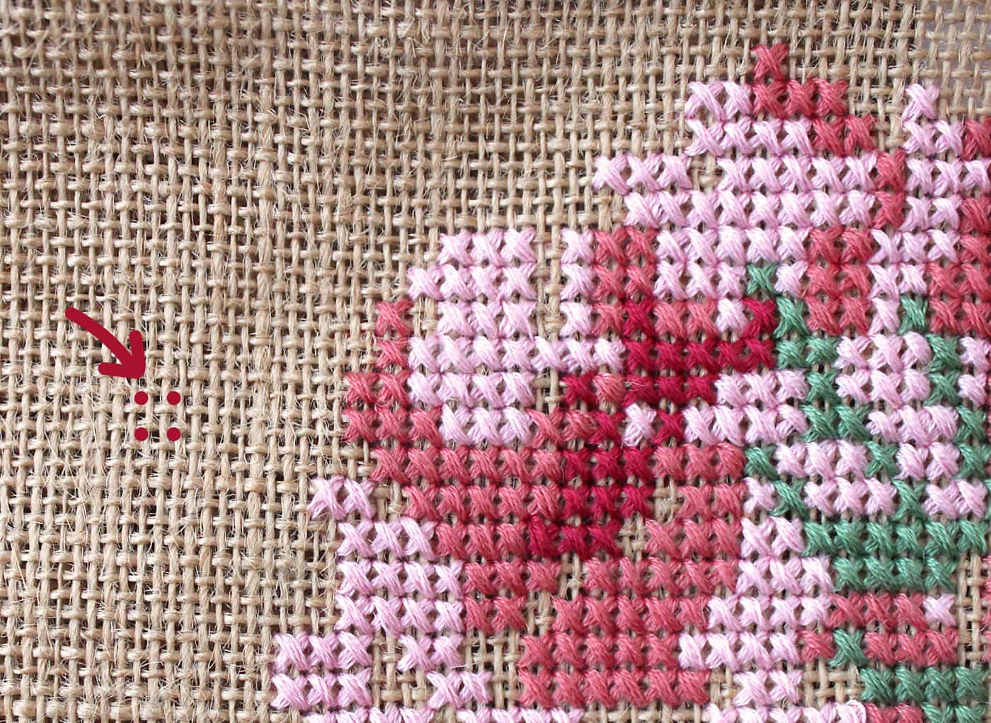 Free pattern for a Cross Stitch Burlap Bag - learn how to cross stitch a rose on a burlap bag #crossstitch #crossstitchrose #crossstitchpattern