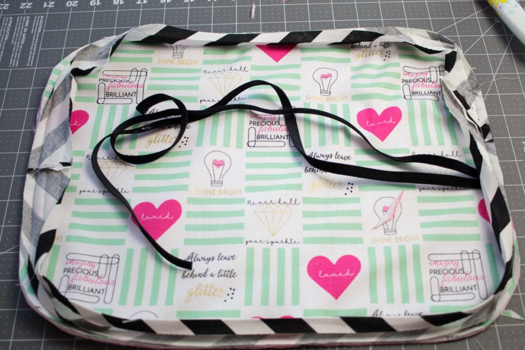 Free Make Up Brush Roll Sewing Tutorial by Sweet Red Poppy. Learn how to sew a make up brush roll case, could also be used for a jewelry roll. Great gift for travelers
